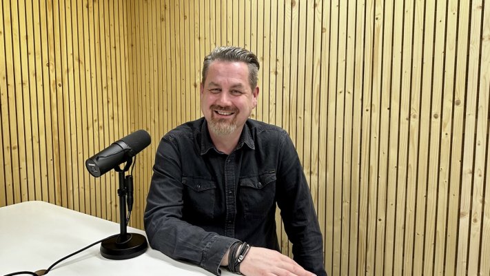 V poslední epizodě jsme si povídali o internetu, který nám přináší spoustu pozitiv, ale jakmile do něj vypustíme své soukromí, těžko ho pak získáme zpátky. Lidé tu sdílí své zážitky, používají aplikace, které jim usnadňují život, ale také o nás zaznamenávají velké množství informací. A protože digitální stopa každého z nás roste, je klíčové porozumět nejen tomu, jaké údaje jsou o nás shromažďovány, ale také jak je chránit před nečekanými riziky a útoky. Ochrana soukromí včetně osobních, provozních a lokalizačních údajů je pro Vodafone velmi důležitá. A nejen proto máme ve firmě člověka, který zastává funkci pověřence pro ochranu osobních údajů. Jak jeho role ovlivňuje fungování našich služeb a jak dohlíží na soukromí našich zákazníků, aby bylo jako v bavlnce, mi poví on sám. 