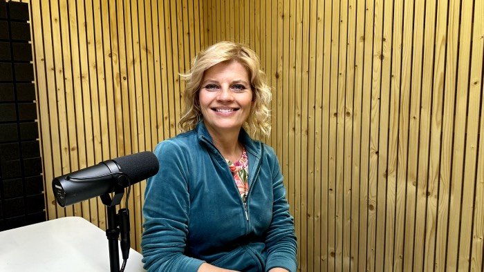 Dnes je se mnou ve studiu Martina Hynková Vrbová, známá moderátorka, bývalá televizní hlasatelka a autorka knihy Žiju bez dětí, ve které vyzpovídala ženy, které se nestaly matkami. Martina má za sebou fascinující životní příběh, bohatou kariéru a to nejen u nás v Česku, ale i ve Státní španělské televizi. Zajímá se o energetickou medicínu, která vychází ze znalostí a dovedností původních obyvatel Jižní a Střední Ameriky. Připravte se na velmi inspirativní rozhovor. 