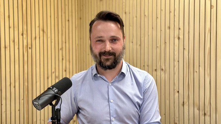 Dnes vám představíme aplikaci Vyslovuj.cz, měnící pravidla hry v péči o děti s vadou řeči. Jde o moderní umělou inteligenci pro domácí cvičení výslovnosti, která nejen že podporuje logopedickou péči zábavnou formou, ale také monitoruje pokrok dítěte a poskytuje cenná data o jeho cvičení. Ve studiu mám tvůrce a zakladatele portálu Richarda Erbena.