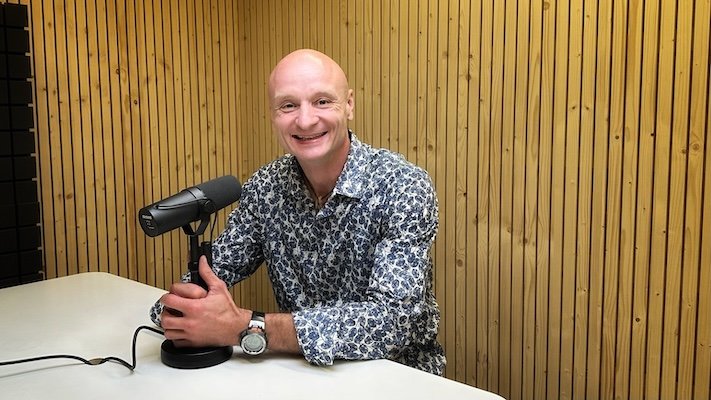 Dnes mám ve studiu výjimečného hosta, kterého si k mikrofonu zvu už podruhé. Mým dnešním parťákem pro rozhovor je můj kamarád a kolega z Vodafonu Miro Haluza. V říjnu 2021 jsme si povídali o jeho cestě k domorodému kmeni Matsés, který žije na peruánsko-brazilské hranici a o dokumentárním filmu, který tam natočil. Bylo to dobrodružství, na které se nezapomíná. A protože jednou zažité dobrodružství láká k zopakování, Mirek se vrátil do amazonského pralesa s kamerou v ruce a natočil další expediční film s názvem Javari. A právě o Javari si budeme dnes povídat.