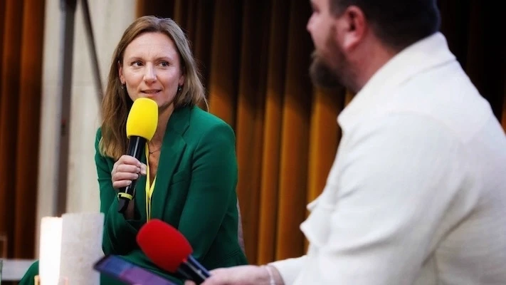Osobnosti do soutěže Czech Sustainability Leader Award o nejlepšího lídra udržitelnosti v Česku, která se letos konala poprvé, nominovala odborná porota. O vítězích rozhodovalo veřejné hlasování a u odborné i laické veřejnosti zabodovala nejvíc Zuzana Holá, ředitelka komunikace a udržitelnosti Vodafonu. 