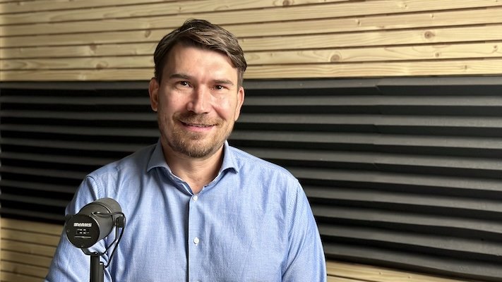 Září pro mnohé z nás znamená takový neoficiální nový rok, často ho vnímáme intenzivněji než leden. A právě o nových začátcích si dnes budeme povídat. Mým hostem je kolega z Vodafonu - Radek Benoni, který zažil opravdu fascinující životní změnu. Opustil práci obchodníka a vydal se na úplně jinou cestu, stal se záchranářem. Po čase se s novými zkušenostmi a pohledem na věc i na život vrátil zpět do korporátního světa. Jeho příběh je skvělou ukázkou toho, jak nové začátky můžou přijít kdykoliv a kdekoliv.
